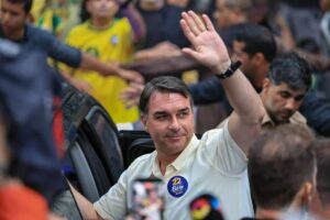 flavio-bolsonaro-votando-23014838344gettyimages-2301483834 (1)